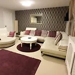 Pansiyon Entire In Cheswick Village *