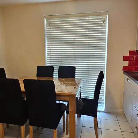 בית אירוח Entire In Cheswick Village *
