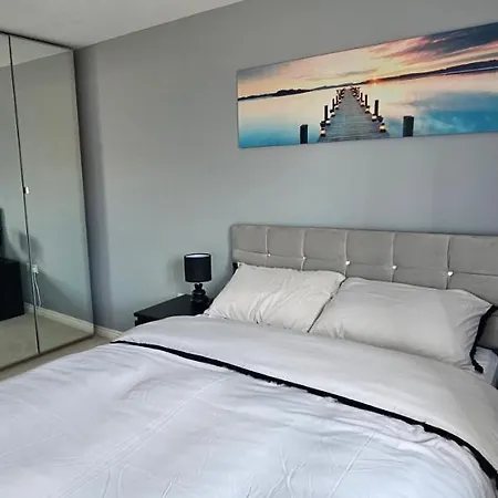 Entire In Cheswick Village *