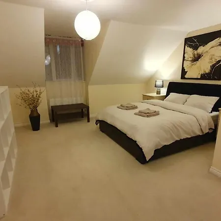 Entire In Cheswick Village *