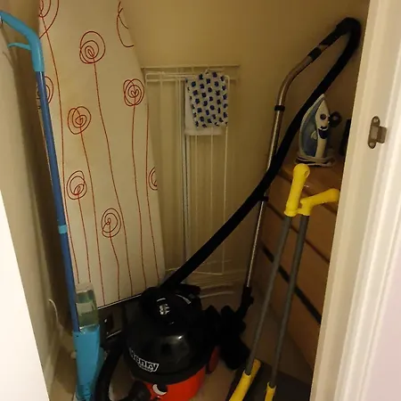 Entire In Cheswick Village