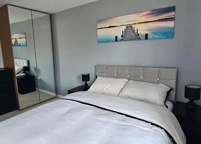 Entire In Cheswick Village *