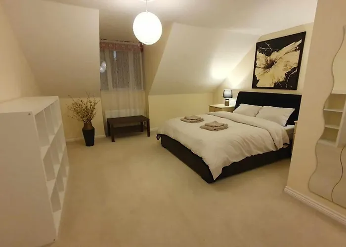 Entire In Cheswick Village *