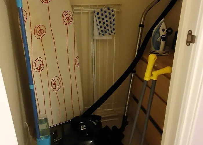 Entire In Cheswick Village