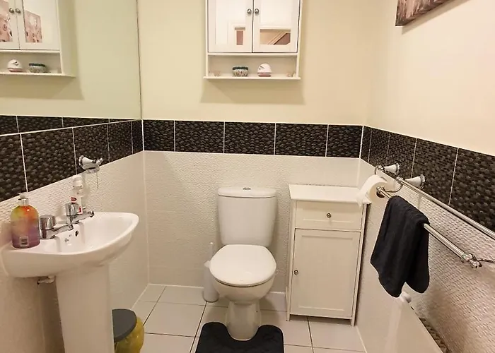 Entire In Cheswick Village *