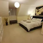 Entire In Cheswick Village *