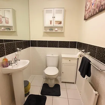 Entire In Cheswick Village *