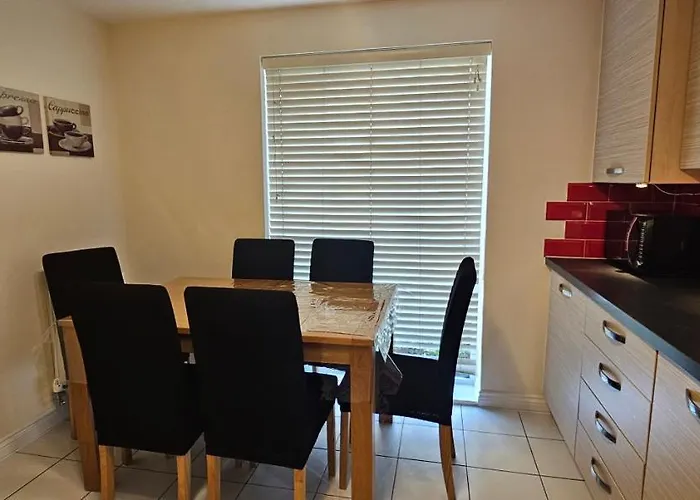 Pansiyon Entire In Cheswick Village *