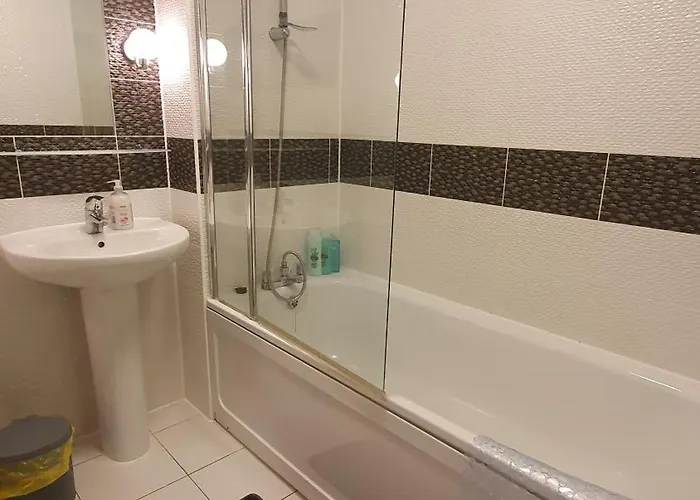 Entire In Cheswick Village *